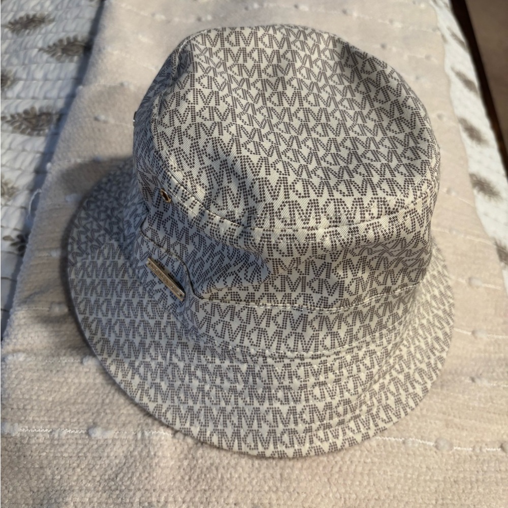 Michael Kors Bucket Hat - Picture 3 of 6